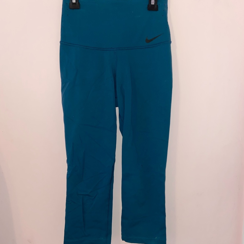 SOLD🌟 NWOT teal nike cropped leggings